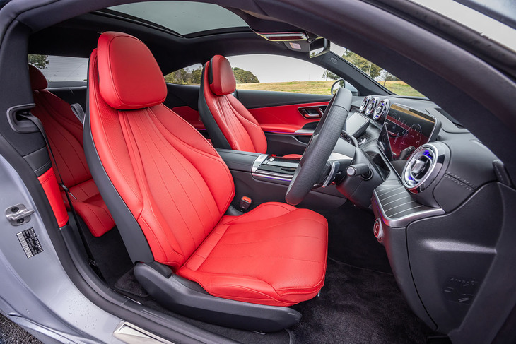 「CLEクーペ」専用にデザインされたスポーツシートでは、オプションでヘッドレストにスピーカーを内蔵した「Burmester 3Dサラウンドサウンドシステム」を選択できる。