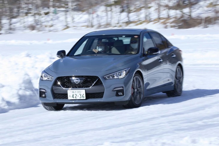 最高出力405PSの3リッターV6ツインターボエンジンを搭載する「スカイライン400R」だが、RWDのため氷上性能では「ノート」に一歩譲る。ただし、こちらはこちらで楽しい。