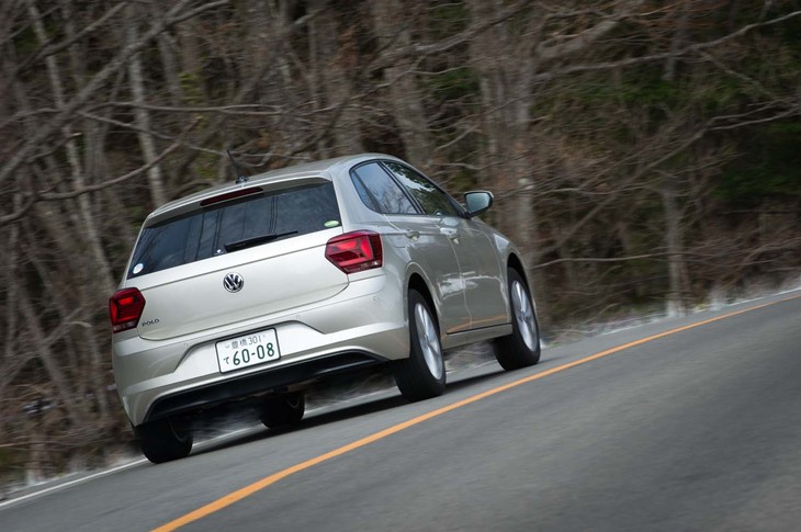 ワインディングロードで快活な走りをみせる新型「ポロ」。その動力性能は、0-100km/h加速が10.8秒、最高速が187km/hと公表されている。
