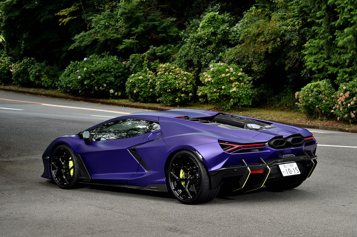 【ランボルギーニ・レヴエルトのスペック】
	ボディーサイズ：全長×全幅×全高＝4947×2033×1160mm／ホイールベース：2779mm／車重：1772kg（乾燥重量）／駆動方式：4WD／エンジン：6.5リッターV12 DOHC 48バルブ／モーター：永久磁石同期電動機／トランスミッション：8段AT／エンジン最高出力：825PS（607kW）/9250rpm／エンジン最大トルク：725N・m（73.9kgf・m）/6750rpm／フロントモーター最高出力：150PS（110kW）（1基あたり）／フロントモーター最大トルク：350N・m（35.7kgf・m）（1基あたり）／リアモーター最高出力：150PS（110kW）／リアモーター最大トルク：150N・m（15.3kgf・m）／システム最高出力：1015PS（746kW）／タイヤ：（前）265/30ZR21／（後）355/25ZR22（ブリヂストン・ポテンザ スポーツ）※ランフラットタイヤ／燃費：11.86リッター/100km（約8.4km/リッター、WLTPモード）／価格：6543万円
	
	【取材時の燃費データ】
	テスト距離：249.0km（市街地1：高速道路8：山岳路1）／使用燃料：54.4リッター（ハイオクガソリン）／参考燃費：4.6km/リッター（満タン法）