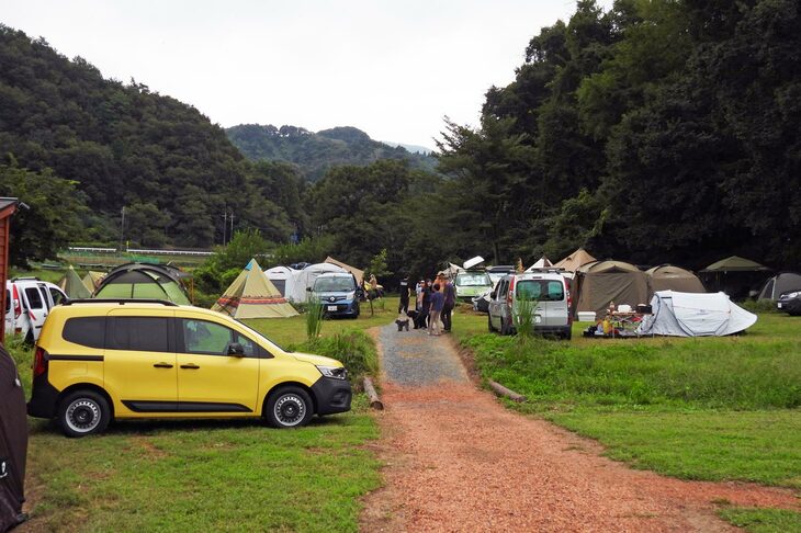 しかし、こうして会場を見渡してみると、皆の重装備っぷりがすごい。巨大テントにテーブルセットに焚き火台に……。これはマイカーが「ルノー・カングー」になるわけだ。