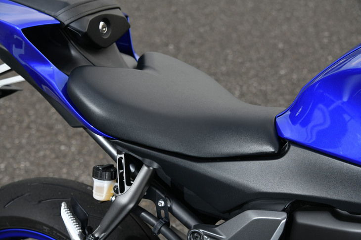 シート高は835mmだが、スリムな車体形状もあって足つき性は悪くない。新設計のシートは“足おろし”を邪魔しないよう前側が細く、ハングオフしやすいよう後ろ側が幅広になっている。