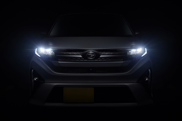 ダイハツ工業は2025年5月12日、同年6月に発売を予定している新型「ムーヴ」の情報を、オフィシャルサイト上で先行発表した。ヘッドランプを点灯させたフロントマスクの画像1点（写真）と、車両のサイドビューの画像2点が公開されている。