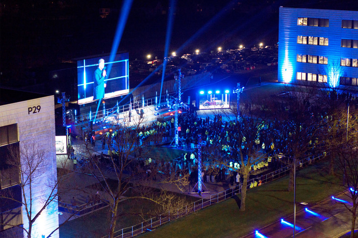 「ビヨンド100」の発表会は英クルーの本社で行われ、全世界に配信された。