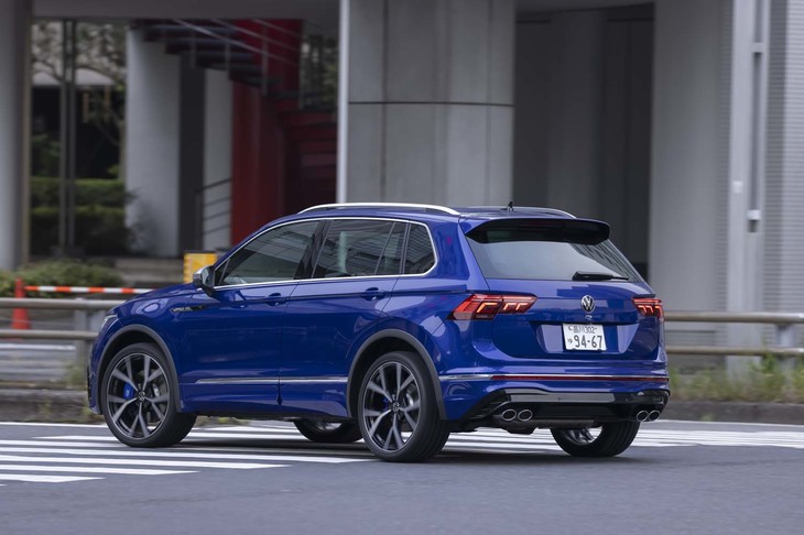 駆動方式は「ティグアン」の現行国内ラインナップでは唯一の4WD。さらに「Rパフォーマンストルクベクタリング」によって後輪に伝達されたトルクを左右輪間で100：0～0：100の範囲で可変配分することで、コーナリング性能を高めている。