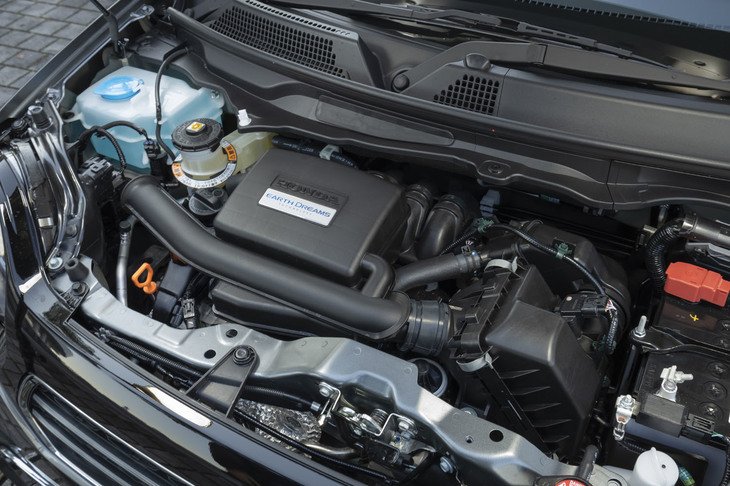 エンジンも現行「N-BOX」から導入が進んでいる新世代のものに変更。自然吸気ユニットには可変バルブ制御機構「VTEC」を採用し、より力強いエンジン特性と低燃費性能を両立させた。