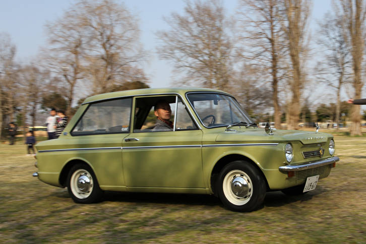 1967年「ヒルマン・インプ」。「ミニ」に対抗して63年に登場した大衆車だが、ミニとは対照的にコルベア・ルックをまとったボディーのリアに、F1用エンジンで名を上げたコベントリー・クライマックス設計の直4 SOHC 875ccエンジンを積む。