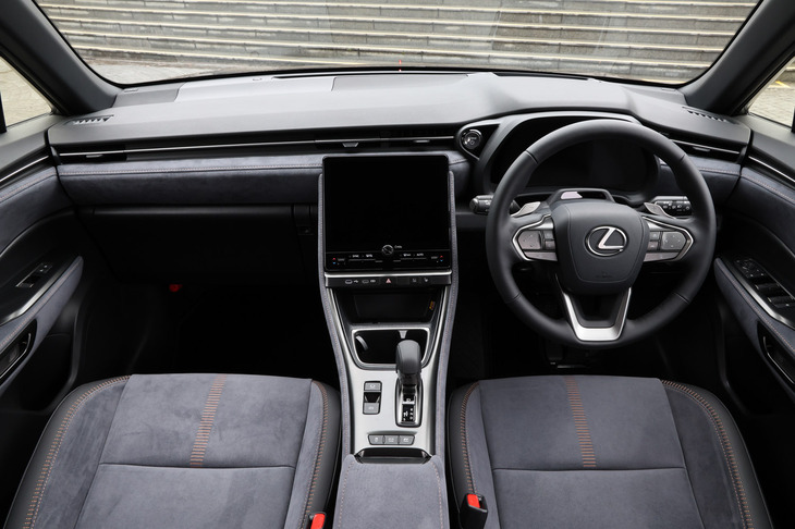 各所にスエード調表皮が用いられた「クール」のインテリア。各部の仕立ては「リラックス」と大きく異なるものの、装備の設定は共通だ。ディスプレイオーディオや「レクサスLBXプレミアムサウンドシステム」、計4つのUSB Type-Cポートなどが標準で採用されている。