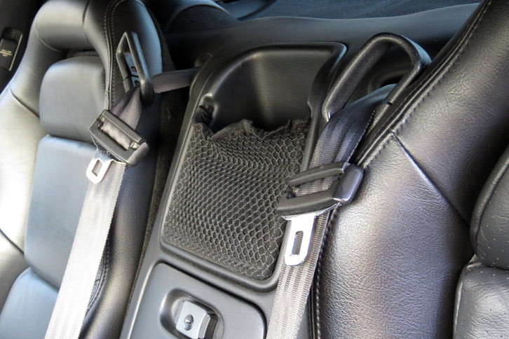 本連載にて何度か紹介しているが、「バイパー」のシートベルトは普通のクルマと逆に生えている。冷静に考えたら、なんでこういう機構なのかナゾだ。