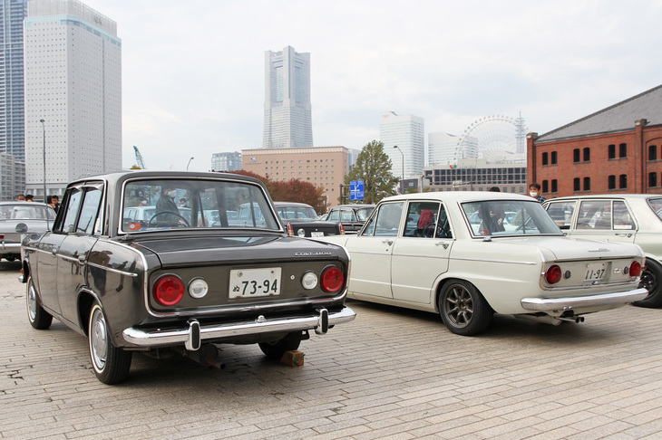 会場に並んだ前出の「コルト1100デラックス」と「スカイライン2000GT-B」。前者のベースとなった「コルト1000デラックス」と後者のベースとなった「スカイライン1500デラックス」はそろって1963年にデビューしたが、ご覧のように後ろ姿がよく似ていた。