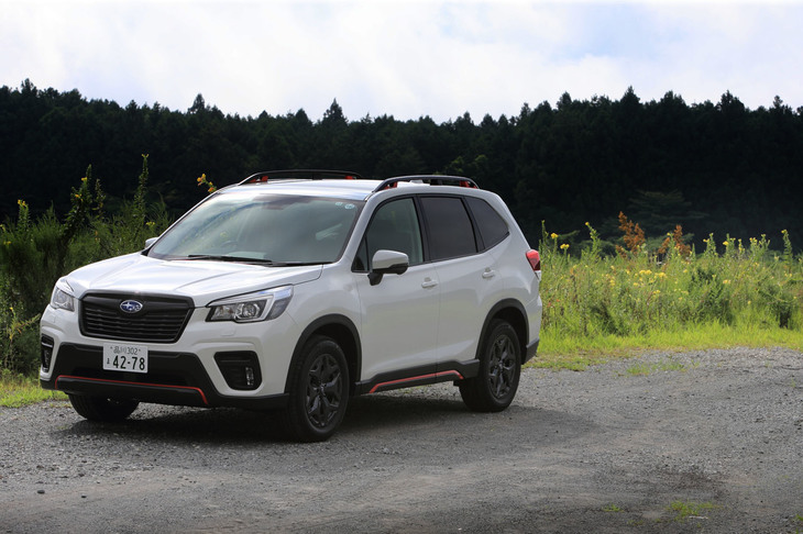今回のテスト車はルーフレールやはっ水加工されたラゲッジフロアボードなど、アウトドア向け装備を標準装備した「X-BREAK」。カタログの表紙を飾る、新型「フォレスター」のイメージをリードするグレードだ。