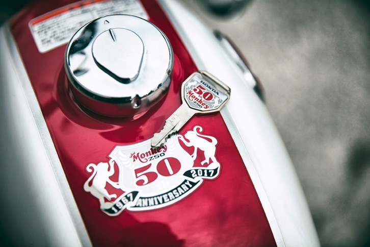 今回試乗したのは、2017年2月に発売された「モンキー50周年アニバーサリー」。“初代モンキー”こと「モンキーZ50M」をほうふつとさせるカラーリングが特徴で、各所に50周年を祝うロゴがあしらわれている。