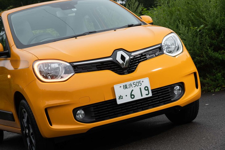 メインのハロゲンライトの周囲を、他のルノー車と同じ「Cシェイプ」のLEDデイタイムライトで囲んだ意匠を採用した。