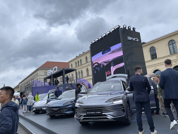 中国BYDはプラグインハイブリッド車「シール6 DM-iツーリング」を世界初披露。満充電・満タンからの航続距離は1300km以上とされている。