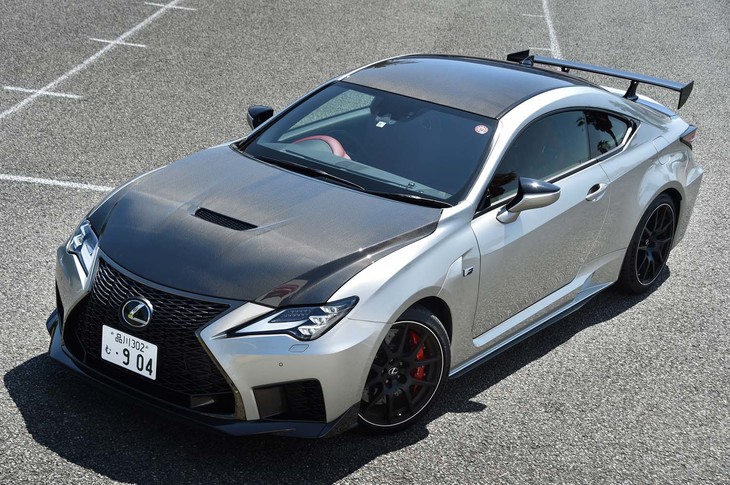 カーボン製のボンネットやルーフが装着された「RC F“パフォーマンスパッケージ”」。ボディーカラーとの強烈なコントラストが目を引く。
