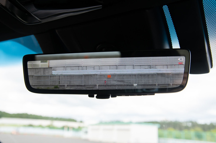 装備にみる新しい提案も新型「ハリアー」の見どころ。トヨタ初採用となる「調光パノラマルーフ」や、前後方向の録画機能（いわゆるドライブレコーダー）付きデジタルインナーミラーなどが用意される。