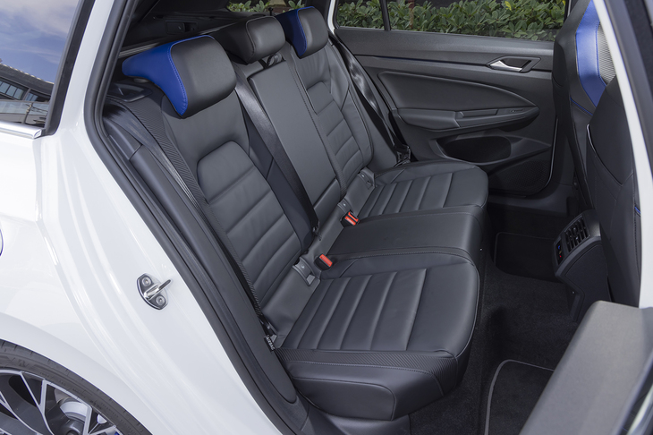 8代目「ゴルフ」からハッチバックとワゴンのホイールベースを変えてつくり分けるようになった（2620mmと2670mm）。