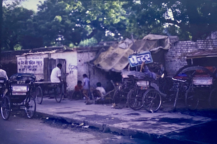 街なかのいたるところにリキシャが待機し、ぼったくろうと観光客に声をかけてくる。デリー中心部の空気は毒ガスレベルで、滞在中はずっとせき込んでいた。空気の汚れは今でもかなりひどいらしい。