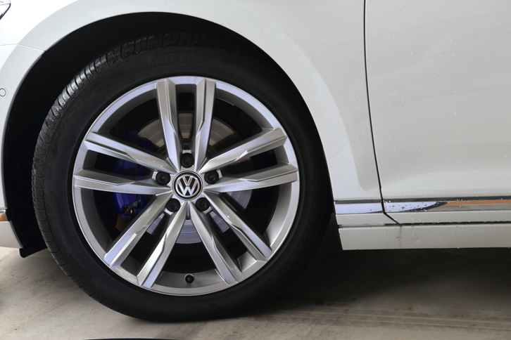 「アドヴァンス」の18インチ5ダブルスポークホイール。「パサートGTE」では内外装の各所にブルーのアクセントが用いられ、ブレーキキャリパーもブルーで塗装される。