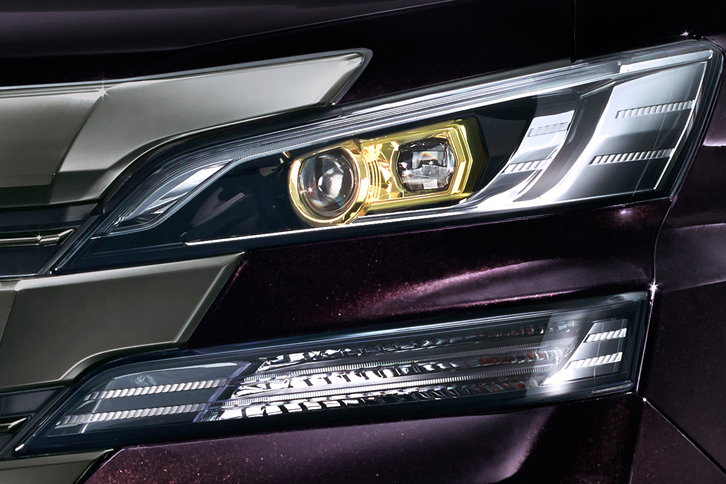 ゴールド加飾を施したヘッドランプ。