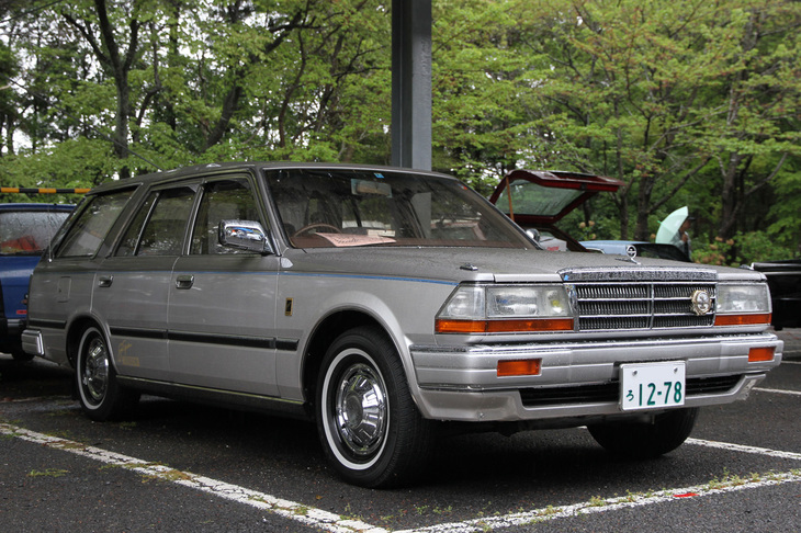 1985年「日産グロリア ワゴン」。1983年から99年まで作られたロングセラーだった、型式名Y30の「セドリック／グロリア ワゴン」。この個体は、本来ワゴンには存在しなかった特別仕様車のジャック・二クラス（ニクラウスではなく日産はこう表記していた）バージョン風に仕立てられている。