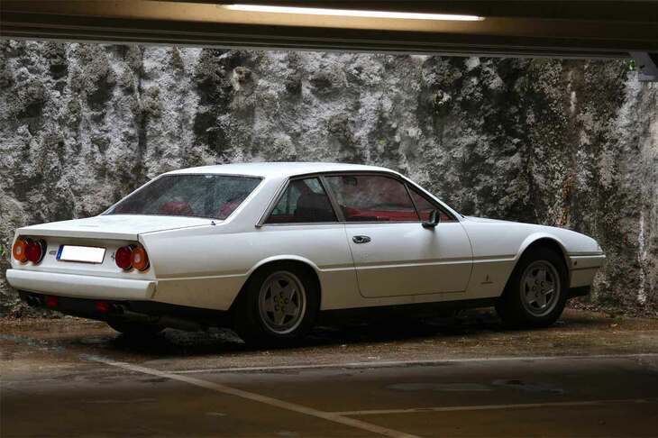 「コンコルソ・デレガンツァ・ヴィラ・デステ」の日、駐車場でオーナーを待っていた「フェラーリ412」。明快かつ入念な各部の面構成により、比類なき上品さを醸し出している。