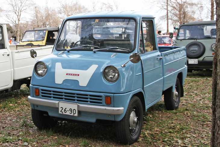 1963年に発売されたホンダ初の市販四輪車である「T360」。軽トラックながら、スポーツカーの「Sシリーズ」用と基本設計を共有する4キャブレター仕様の354cc直4 DOHCエンジンをミドシップする。当時のホンダには、それしか四輪車用エンジンがなかったのだ。居住性を考慮して、4段コラムMTのシフトレバーは右ハンドルながらステアリングコラム右側から生えている。