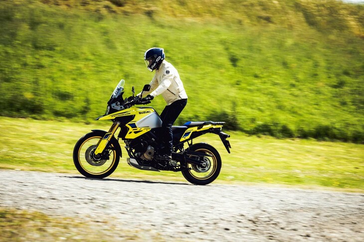 カラーリングには試乗車の「チャンピオンイエローNo.2／マットソードシルバーメタリック」のほか、「ブリリアントホワイト／パールビガーブルー」も用意される。