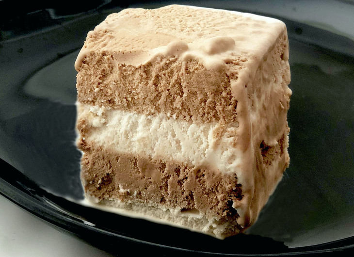 フィアットチョコレートのアイコンである4層構造が、ジェラートでも再現されていた。