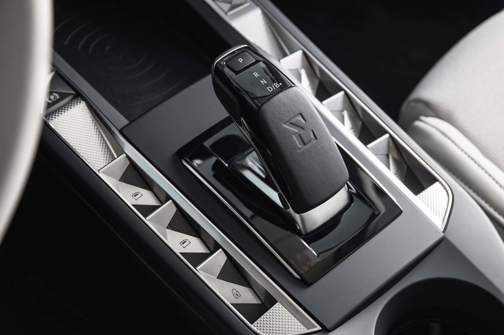 バイワイヤ式のシフトレバー。ボンネットにも見られる「E」ロゴがエンボス加工されている。