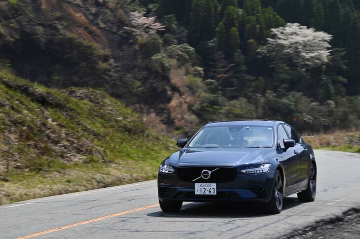 「S90」のPHEVモデルはEV走行も可能。EV走行換算距離（等価EVレンジ）は、WLTCモードで81kmとされている。