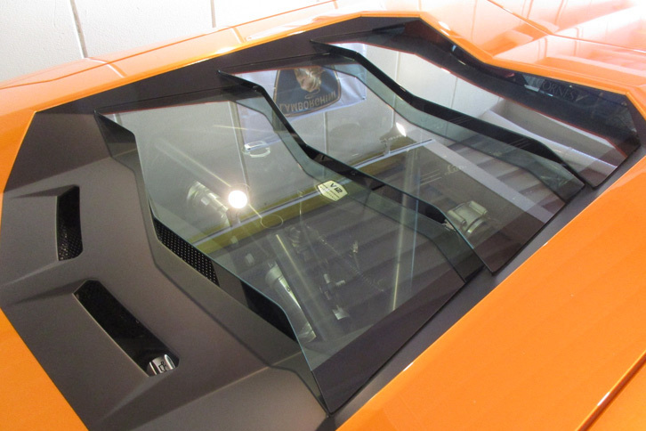 「アヴェンタドール」のルーバー状のリアウィンドウは、“極上の霜降り肉”だ。