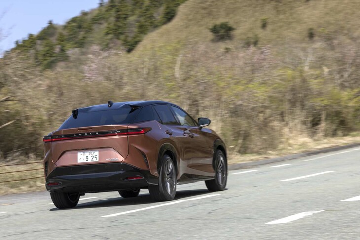 前後独立モーターであることを生かして前後の駆動力配分を100：0から0：100の間でアクティブにコントロール。最適なトラクションを確保すると同時に優れた乗り味も実現している。