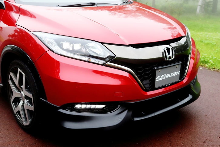 フロントのアンダースポイラー。つや消しブラック（写真）のほか、ボディーカラー同色のものや、未塗装のものもラインナップされる。