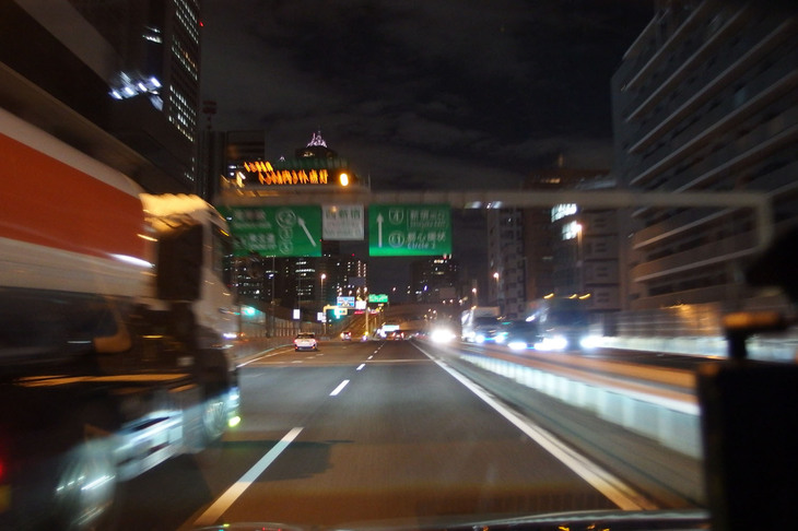 「bZ4X」のコーナリングは、低重心のEVらしく典型的なオンザレール感覚にあふれているが、ステアリングフィールはとてもクイックで、オーバーステア気味にグイグイ曲がる。