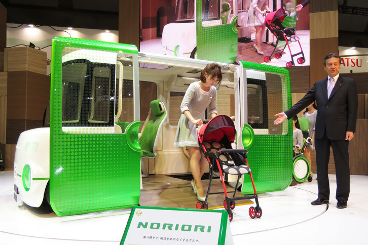 2015年の東京モーターショーで発表されたコンセプトカーの「NORI ORI（ノリオリ）」。ここのところ、ダイハツが東京モーターショーで披露するコンセプトカーには、必ず「小型車・軽自動車によるコミュニティーやユーザーへの貢献」についてホンキで考えたものが含まれている。気になった人は、ぜひwebCGの記事で、過去のダイハツの展示を振り返ってほしい。