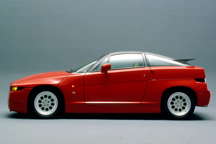 アルファ・ロメオとザガートのコラボによって1989年に誕生した2ドアクーペ「SZ」。「アルフェッタ」系のFRシャシーに210psの3リッターV6エンジンを搭載していた。