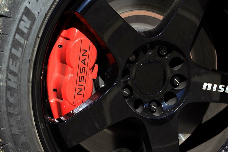 ブレーキには、速度域を問わないリニアで正確なコントロール性を追求した、ストリート向けの「NISMOブレーキパッド」が採用されていた。