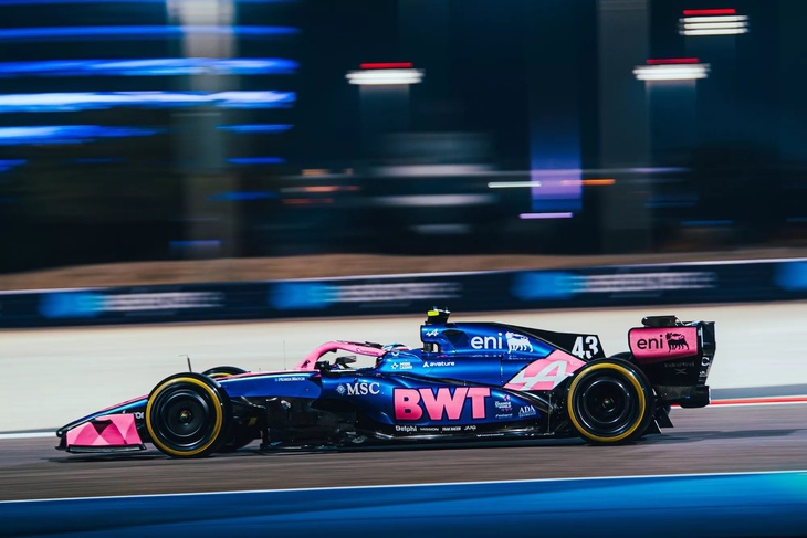 「ライバルより出力が30PSは劣る」といわれたルノー製パワーユニットを捨て、実績のあるメルセデスの心臓を手に入れたアルピーヌ。昨季はワークスチームでありながら最下位という屈辱を味わったが、今年の開幕前テストでは「A526」が健闘を見せた。かつてベネトンやルノーとしてタイトルを獲得した、英国エンストンに本拠を置くチームの復活となるか。ピエール・ガスリーとフランコ・コラピントにステアリングが託される。（Photo=Alpine F1）