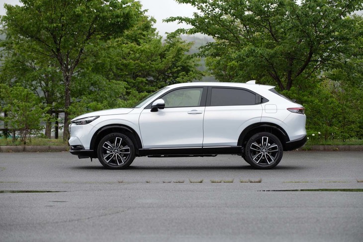 ボディーのスリーサイズは全長×全幅×全高＝4330×1790×1590mm。先代よりもさらにリアピラーが前傾し、よりクーペらしいスタイリングになった。