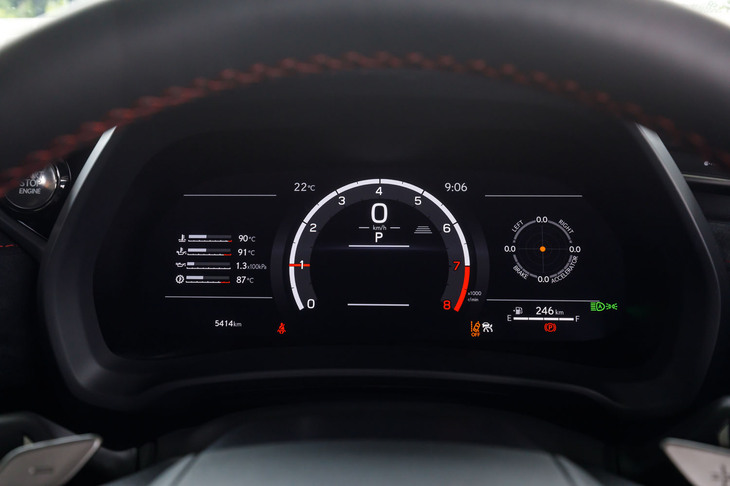 液晶式メーターは12.3インチのサイズ自体はスタンダードな「LBX」と変わらないが、表示可能な項目（Gメーターやブースト計など）やカラーリングが「GRヤリス」に近くなっている。