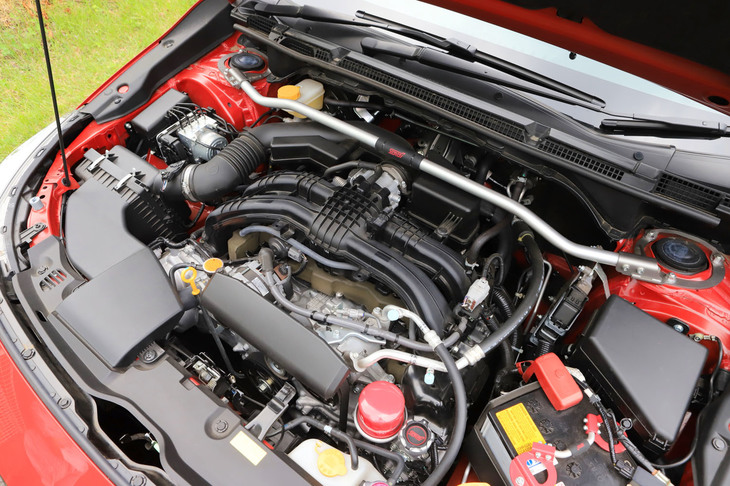 「フレキシブルタワーバー」が装着された「インプレッサスポーツ2.0i-S EyeSight」のエンジンルーム。