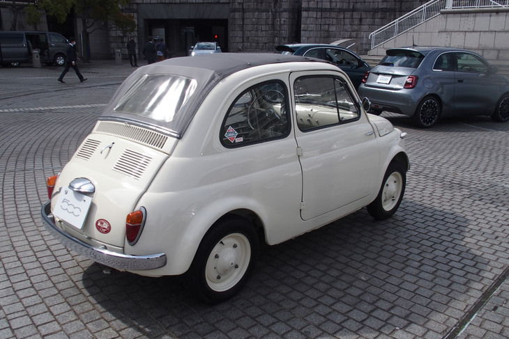 フィアット500（リアビュー）