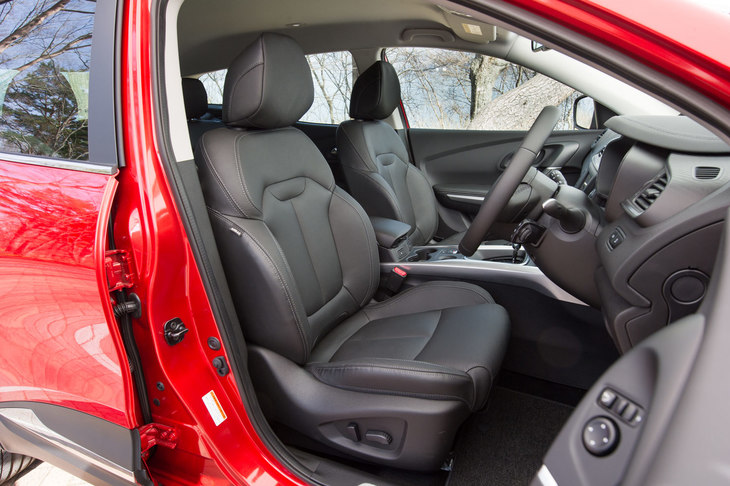 シート表皮は、先行導入された限定車「Bose」ではファブリックだったが、カタログモデルの「インテンス」ではレザーとなっている。