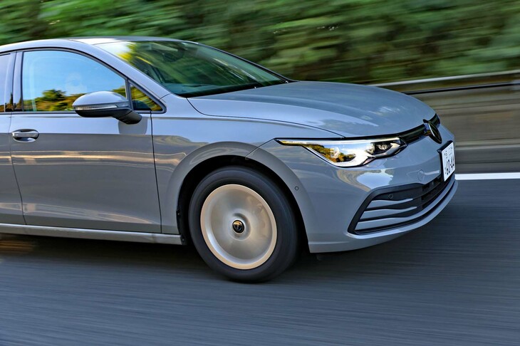 往路の高速道路で感じたステアリングセンターの曖昧さは、装着されたばかりのタイヤがまだホイールのリムになじんでいなかったのが原因の様子。箱根のワインディングロードや復路の高速道路では、しっかりとしたレスポンスが感じられた。