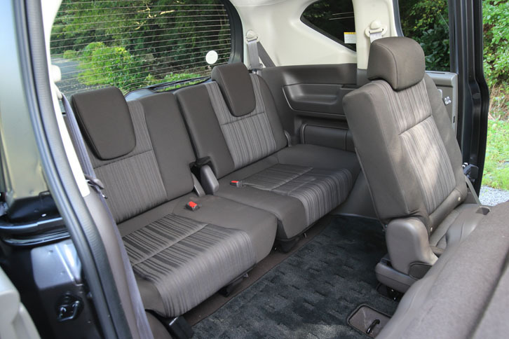 3列目シートの定員は2人。収納の際は、中央から分割し、それぞれ側方に向かって跳ね上げる。