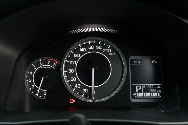 新デザインとなったメーター盤面。「イグニス」のメーターは2眼式で、右にモノクロのインフォメーションディスプレイが備わる。