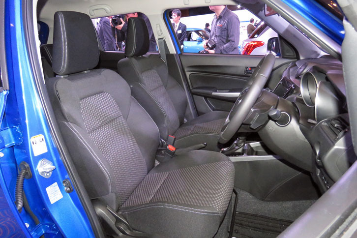 新型「スイフト」のフロントシート。「RS」系のグレードには、専用のシート表皮が用いられている。
