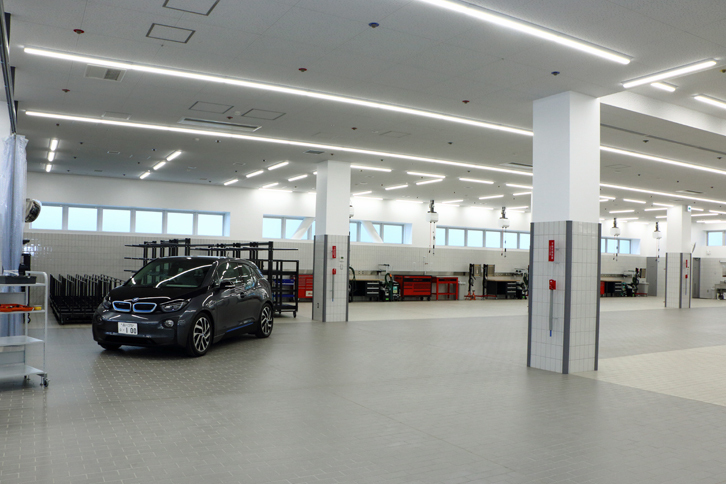 木場サービス・センターの2階は、板金作業のスペース。「BMW i3」（写真）のカーボンフレーム修復にも対応している。