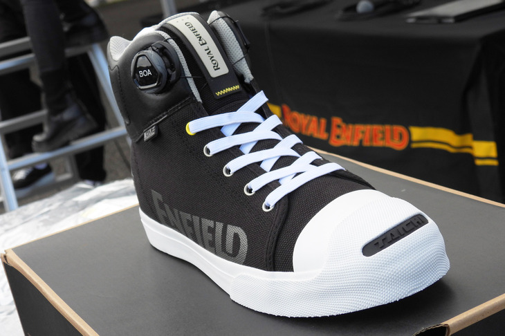 いちばんの目玉景品は、ロイヤルエンフィールドとTAICHIのコラボシューズだ。